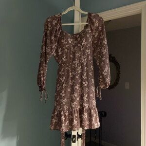 Floral dress. Tie sleeves. Tie waist.